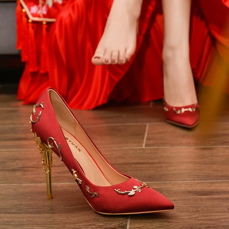 Tacones altos rojos puntiagudos con decoración de Metal para mujer, tacones finos, zapatos individuales de boca poco profunda, zapatos de boda Xiuhe