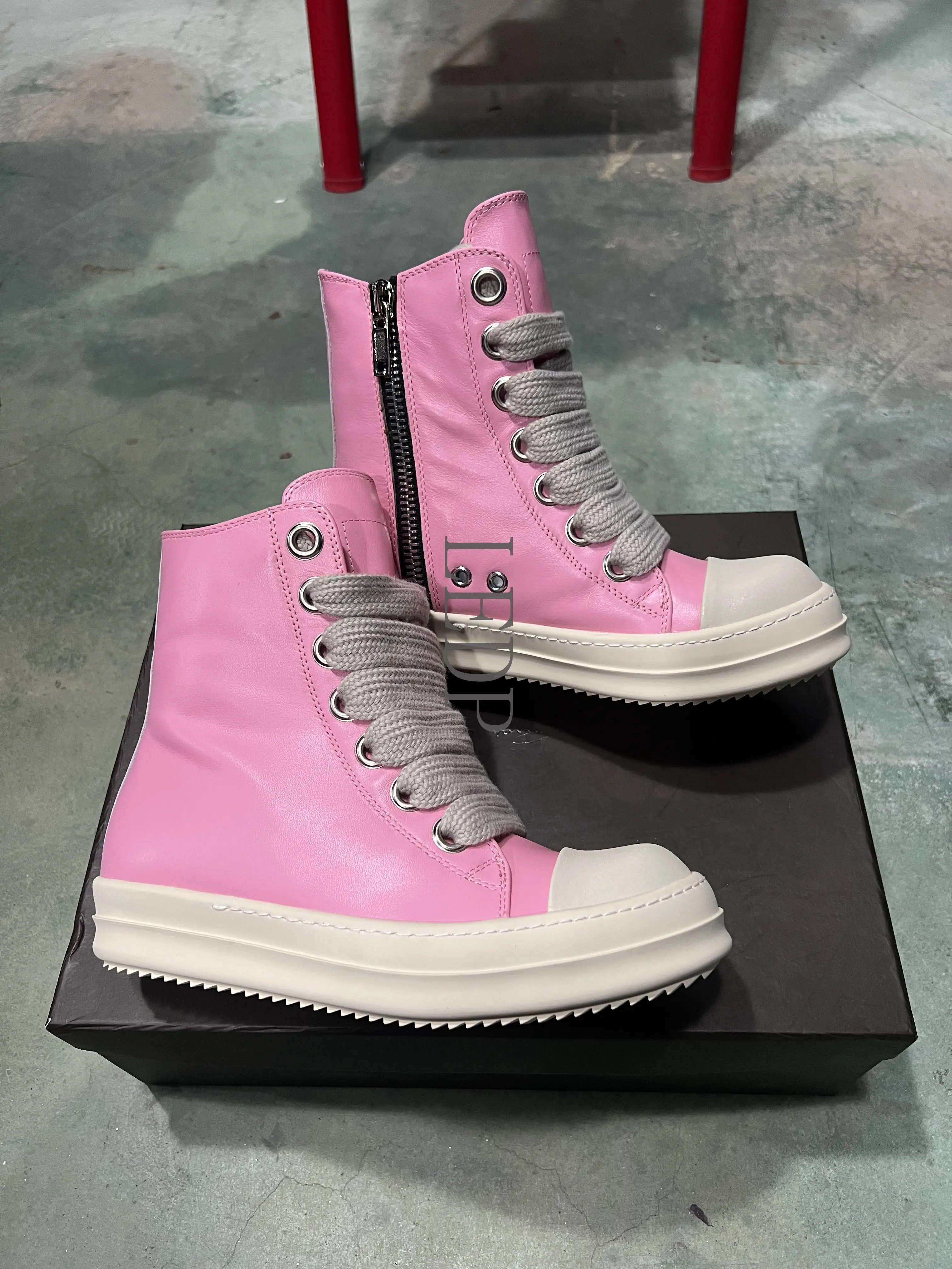 ブランドクラシックピンクレザーシューズ女性高級カジュアルハイトップスニーカーファッション分厚いレースアップジッパーアンクルブーツデザイナーシューズ