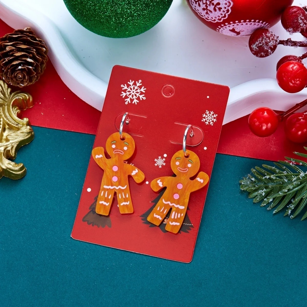 Lustige Ohrstecker mit simulierten Perlen und Weihnachts-Lebkuchenmann-Motiv für Damen, kreative Acryl-Ohrringe mit winkenden Lebkuchen-Männchen, Schmuck – Detail 32