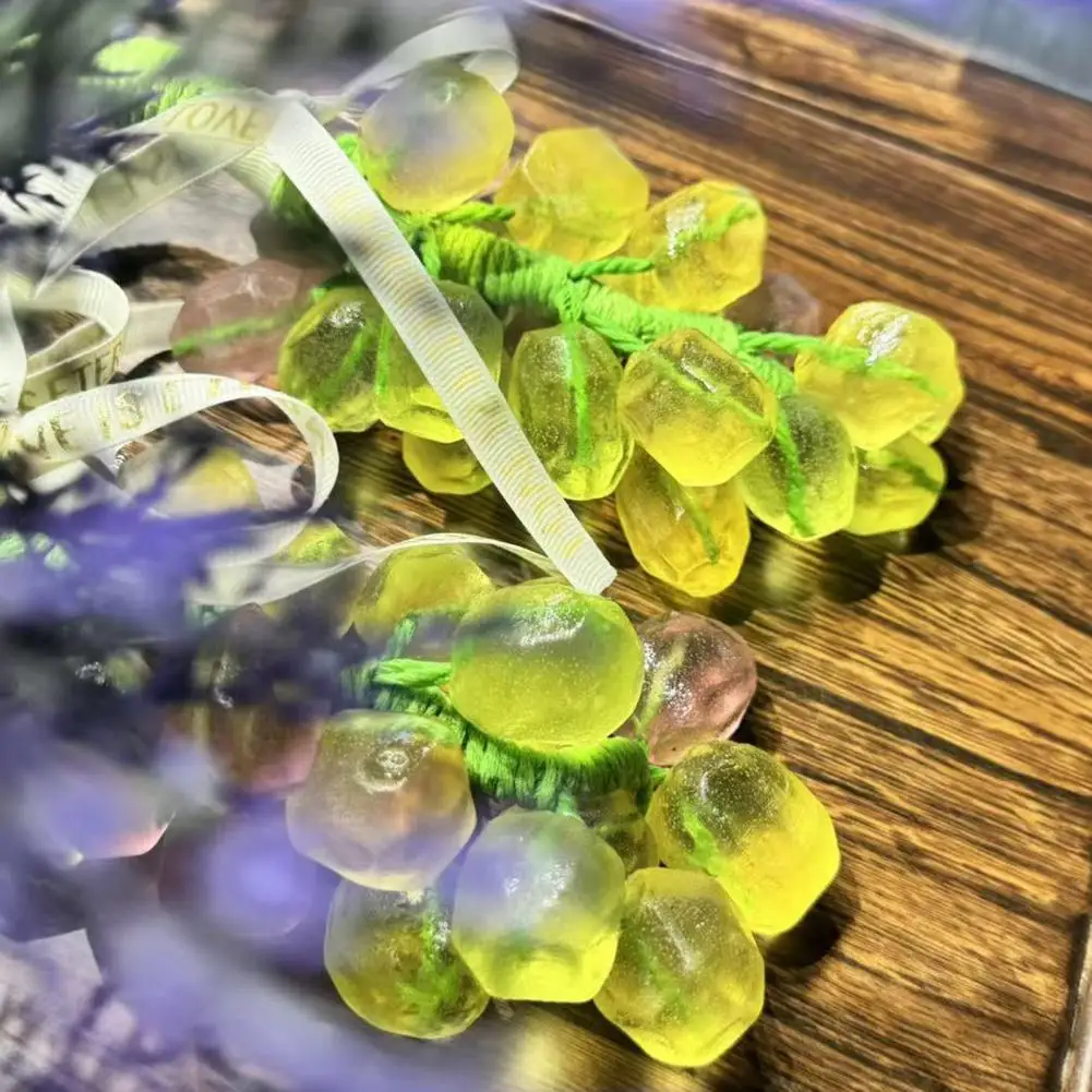 手作りのブドウ石鹸。ロープで飾られたブドウの房の形をした石鹸。洗練されたデザインで、お部屋のインテリアとして最適。消臭効果もあり、贈り物にもおすすめです。