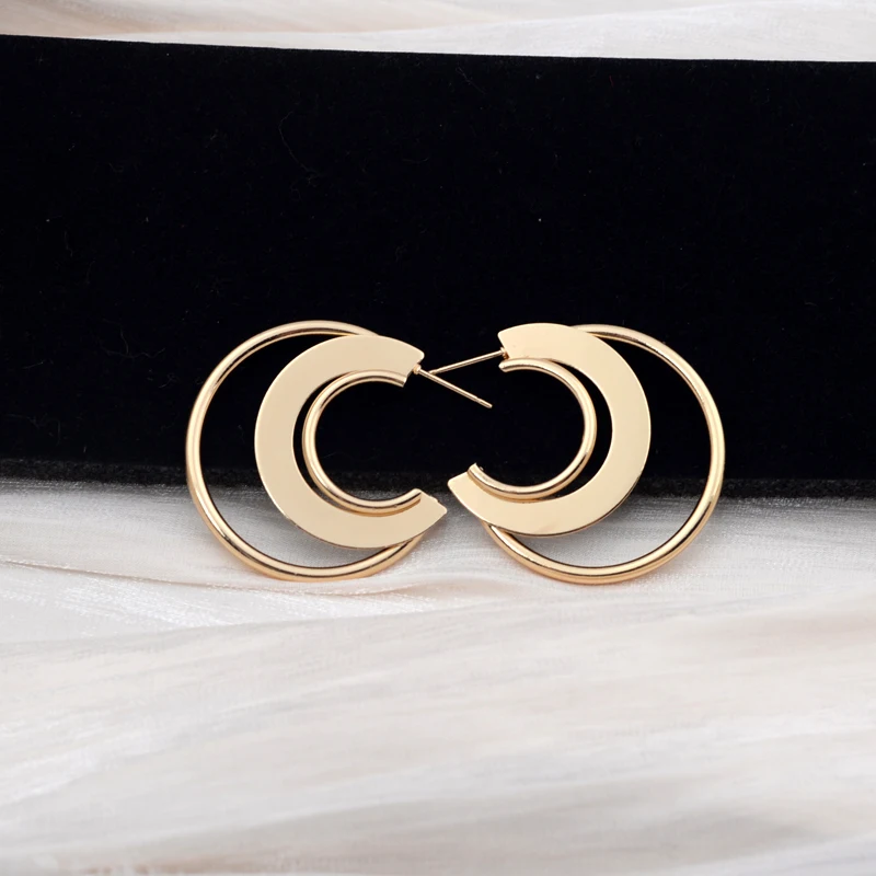 Hollow Out Metal C Shape Drop Earrings for Women Golden Color Geometric Personality Moon Dangle Earrings Fashion Simple Jewelry