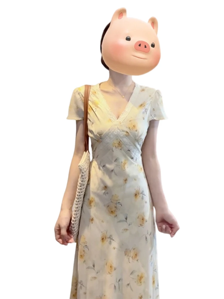 ชุดเดรสยาวลายดอกไม้สีเหลืองอ่อน รุ่นใหม่ประจำปี 2025 สำหรับผู้หญิง สไตล์ญี่ปุ่น สวยหวาน เหมาะสำหรับใส่ไปเที่ยวทะเลช่วงฤดูร้อน