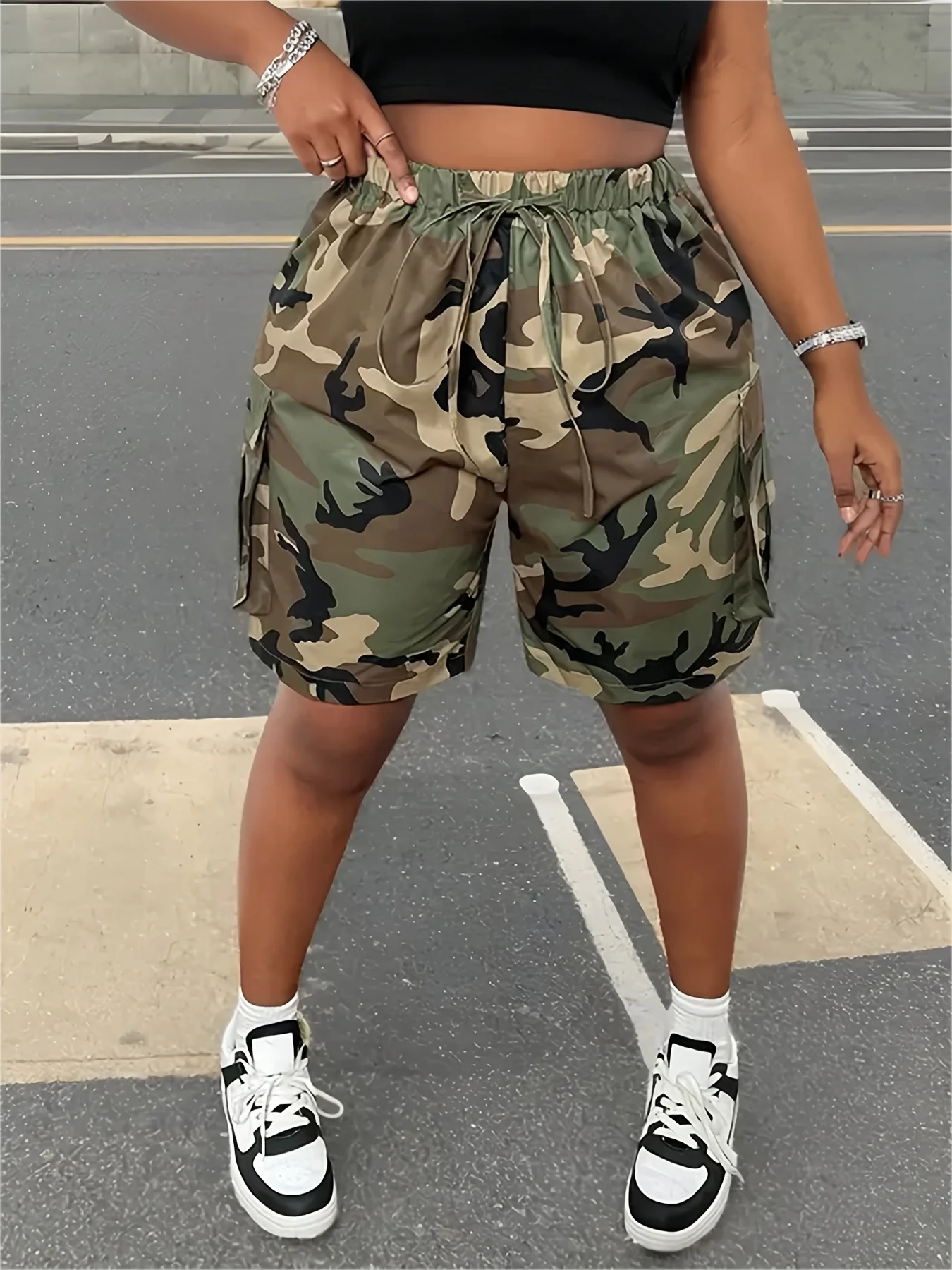 شورت بطباعة مموهة بمقاس كبير مع خصر وجيوب برباط #3