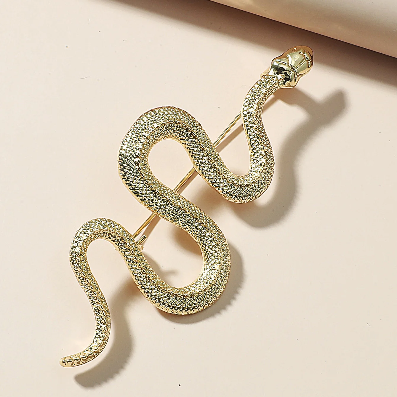 Exaggerated snake brooch male retro personality fashion geometric python badge jacket pin decoration female