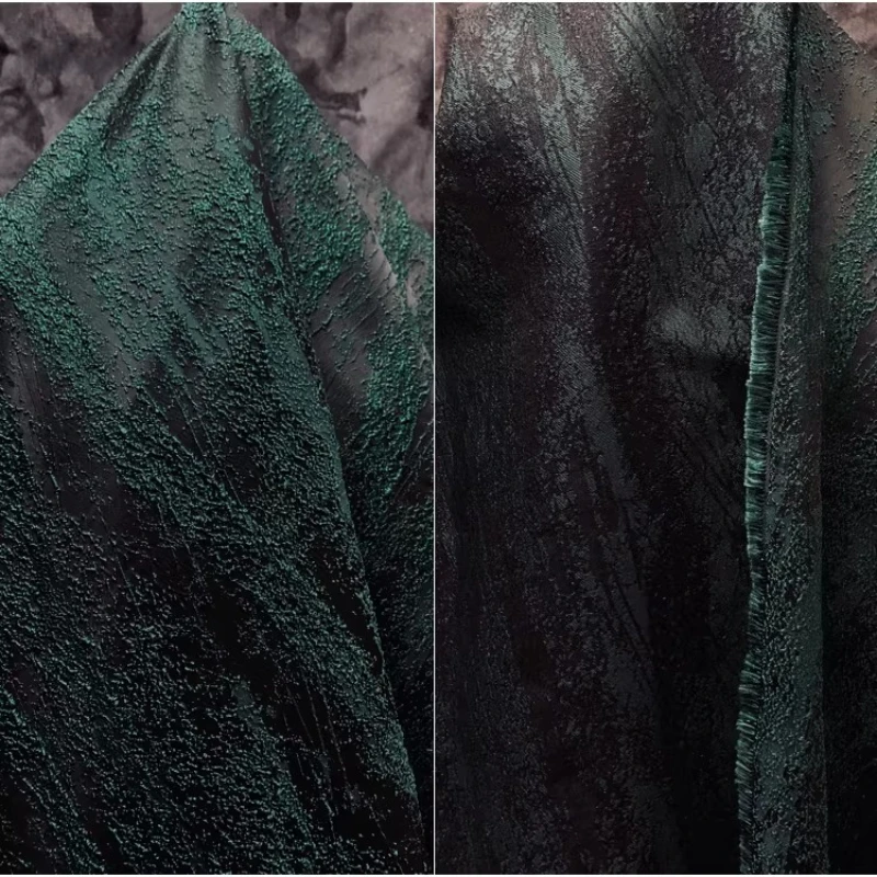 

Темно-зеленая дизайнерская ткань с нерегулярным жаккардовым узором для весенне-осенних топов, верхней одежды и модной одежды