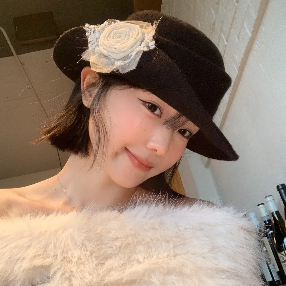 

Elegant Floral Hepburn Style Topper Hat French Style Woolen Black Knitted Hat Wide Brim Lace Women Fisherman Hat Wedding