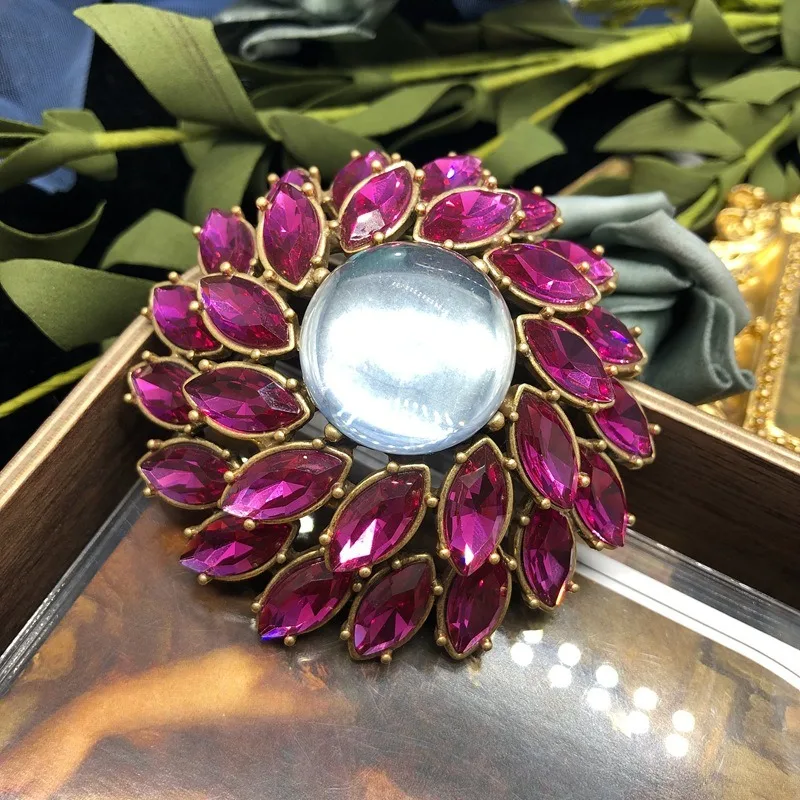 

Retro Court Heavy Industry Design Rose Ruby Glazed Brooch Niche Light Luxury Hollow Medieval Pin Elegant Corsage