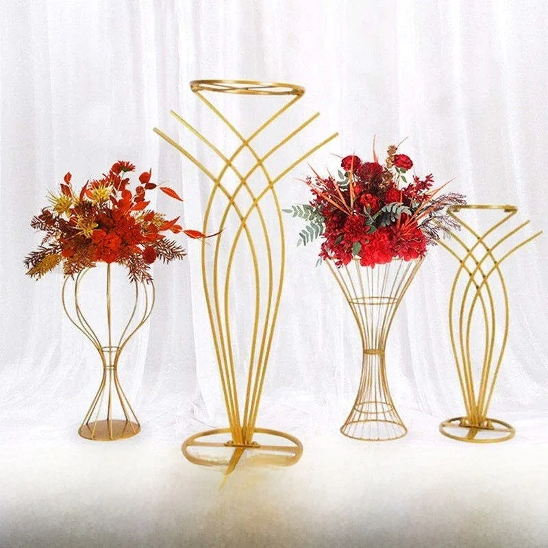 

Креативные декорации из кованого железа для свадеб: цветочные композиции, центральные элементы для столов, указатели для свадебных дорожек, праздничные украшения