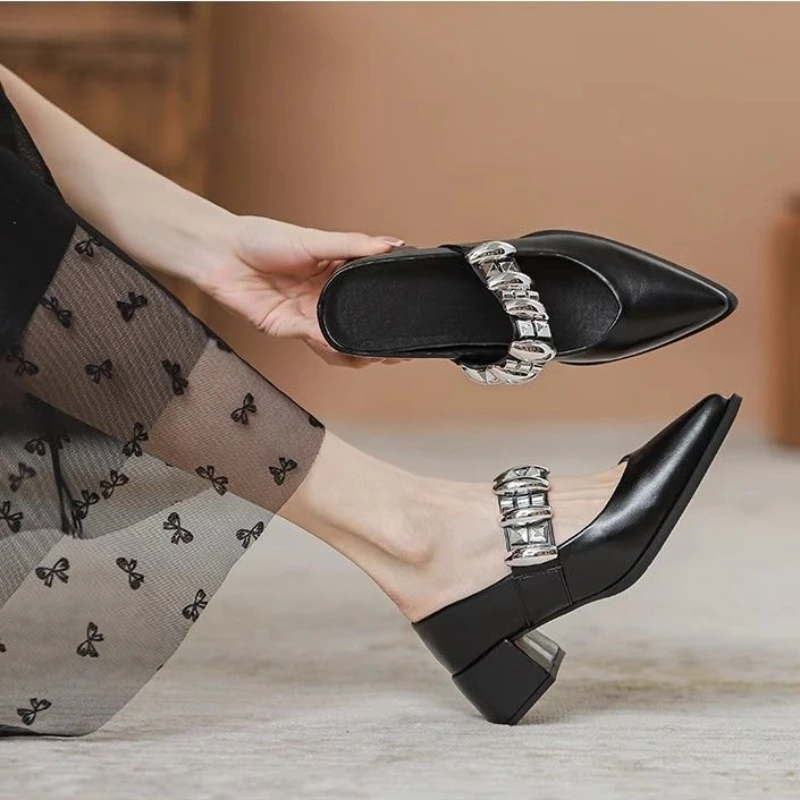 Nuevas sandalias de verano 2026 para mujer, con punta cerrada, tacón grueso, cadena metálica plateada, estilo mule, sin cordones, para exteriores.