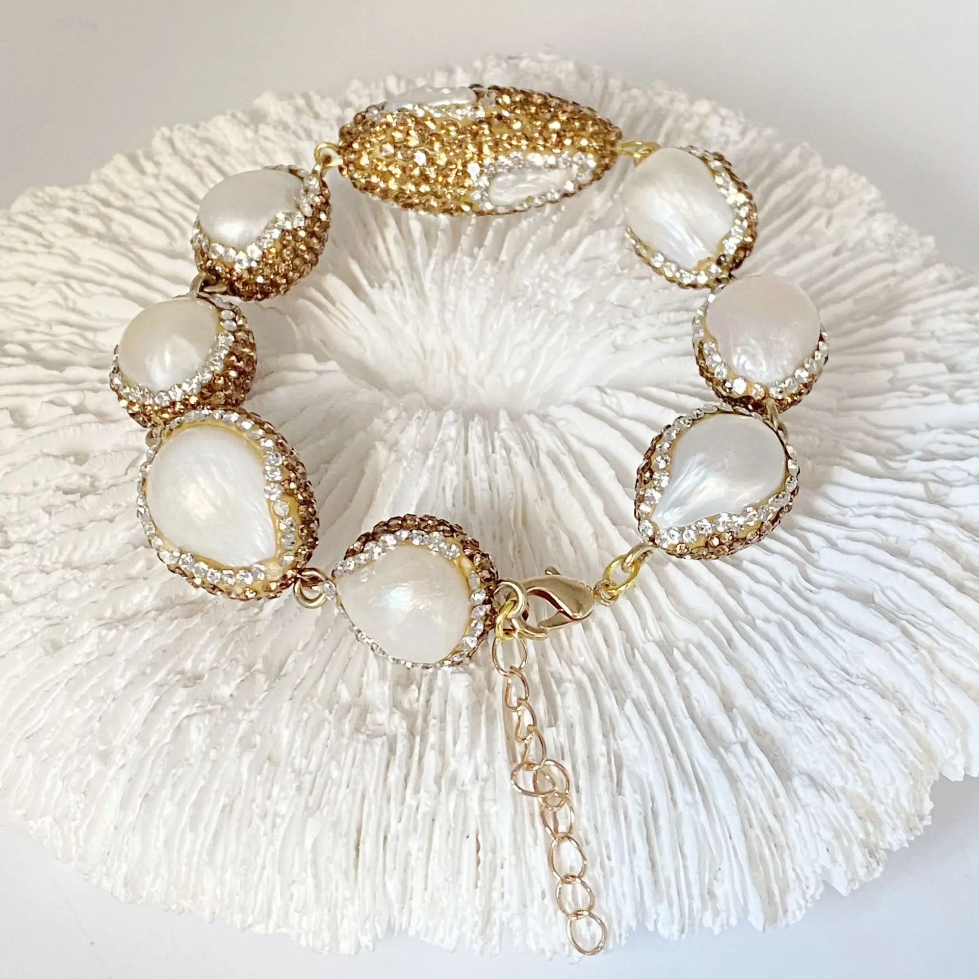 

European and American trend mud inlaid pearl niche design women's bracelet bracelet Internet celebrity same ins style