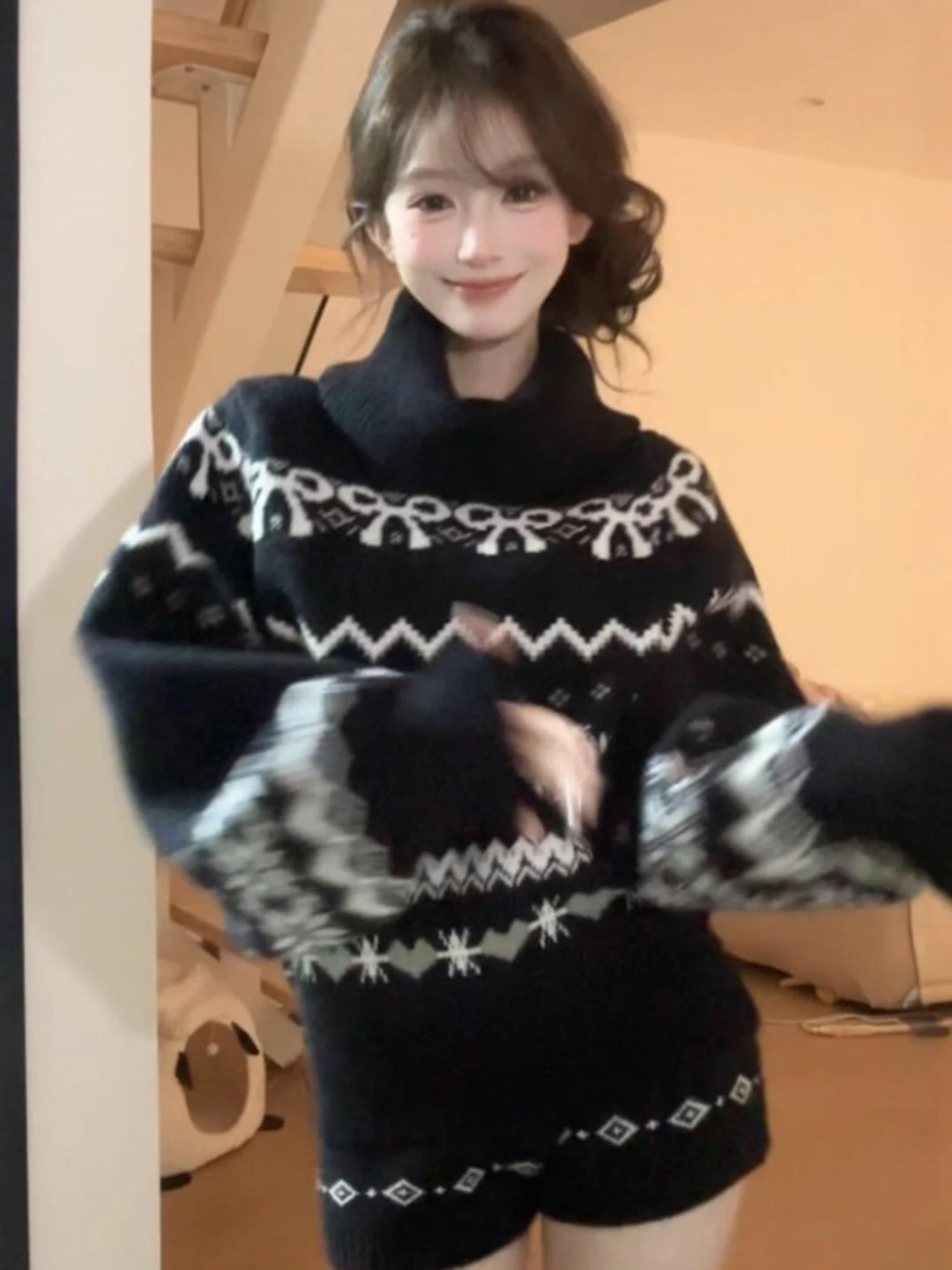 

Ретро-комплект: вязаный свитер и шорты. Модный весенний костюм-двойка. Удобный хлопковый свитер с высокой талией.