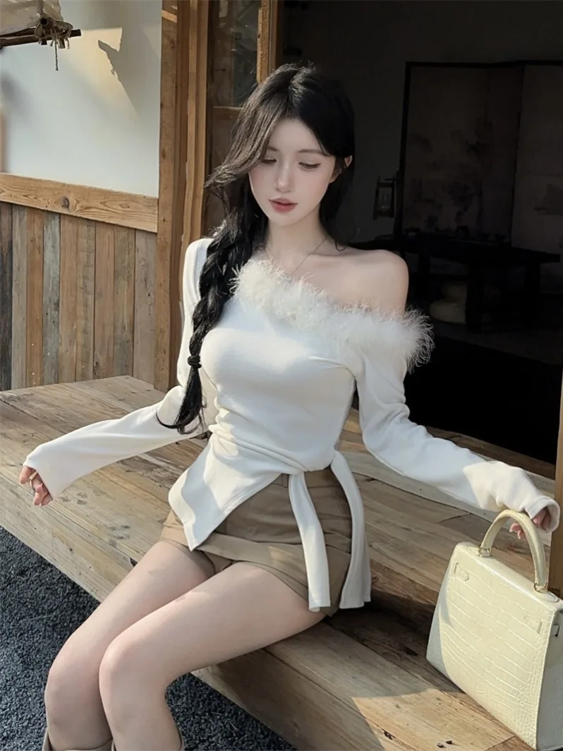 เสื้อยืดผู้หญิงทรงเข้ารูป แขนยาว ลายมัดย้อมแบบอสมมาตร โชว์ไหล่ ดีไซน์ใหม่สำหรับฤดูใบไม้ร่วงและฤดูหนาว แต่งขนเฟอร์