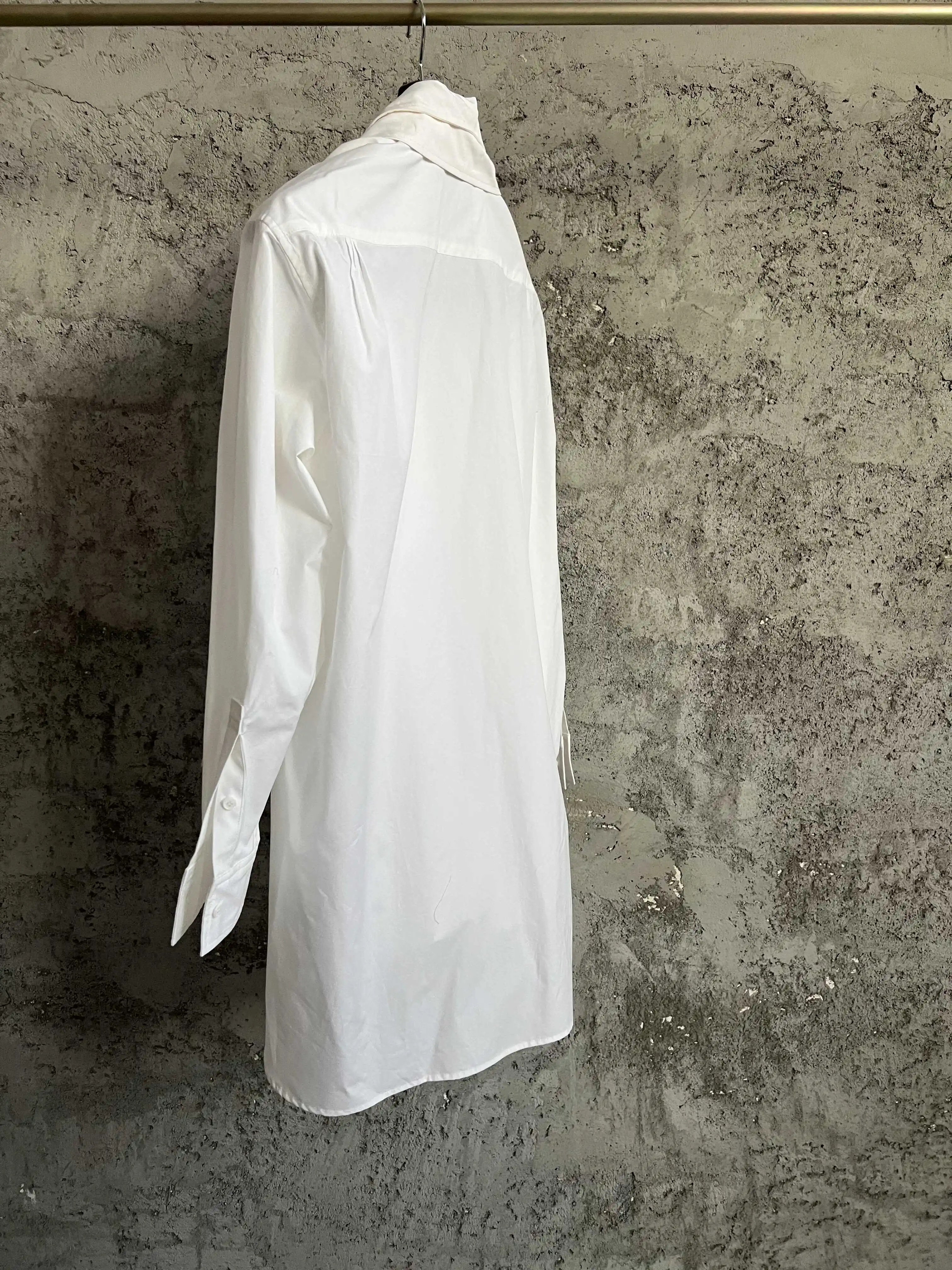 تصميم أصلي بياقة قابلة للفصل، قميص بألوان متباينة، تصميم قميص قطني بياقة غير متماثلة باللونين الأبيض والأسود