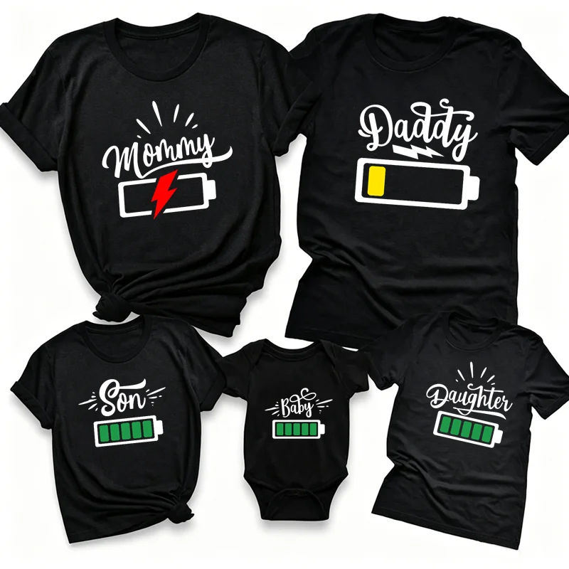 Lustige Passende Familien-T-Shirts mit Batterie-Motiv für Mama, Papa, Sohn, Tochter, Baby, Passende Outfits, Schwarze Familien-T-Shirts für Familienfotografie – Detail 3