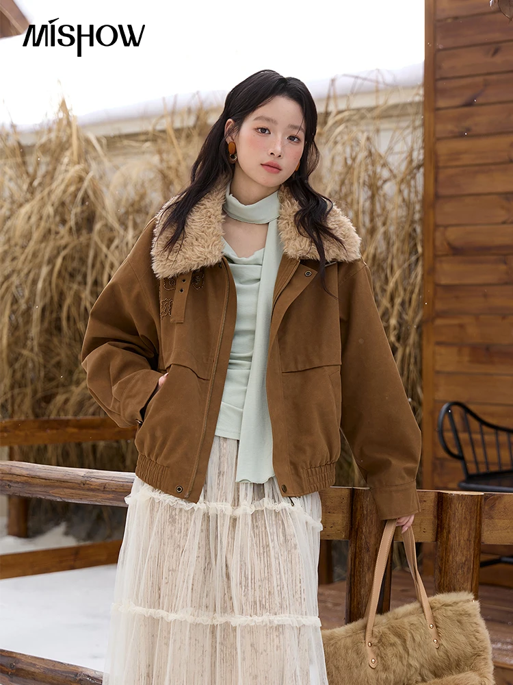 เสื้อแจ็คเก็ตหนังกลับสีน้ำตาล MISHOW สำหรับผู้หญิง คอลเลคชั่นฤดูหนาว 2025 พร้อมปกขนสัตว์ถอดได้ เสื้อโค้ทแขนยาวแบบมีซิปสำหรับใส่ทำงาน รุ่น MXE51W0876