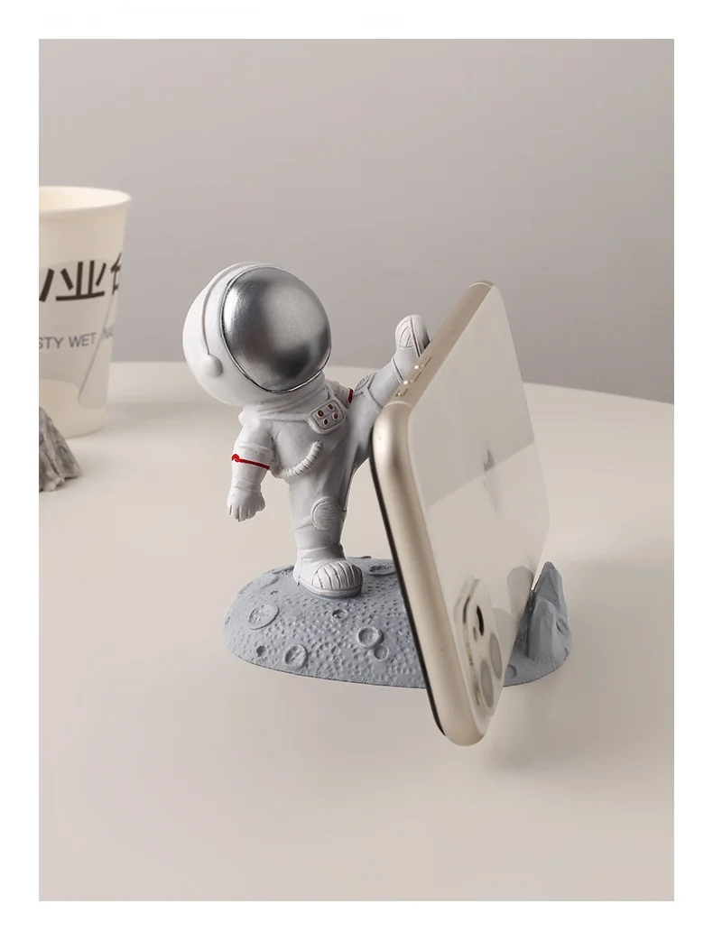 Popular Home Furnishings Astronaut Hand Made Mobile Phone IPad Flat Base Bracket Wholesale Phone Holder