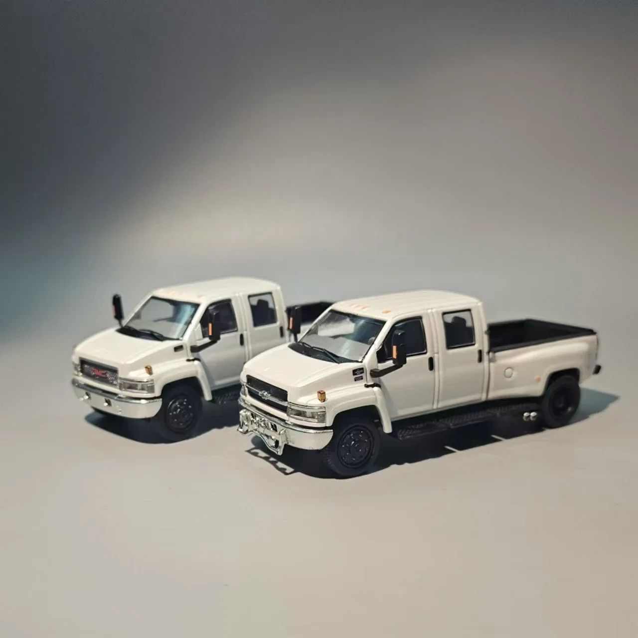 **Preordine**GOC 1:64 Kodiak White /GMC Topkick Black Limited450 Modellino di auto pressofuso