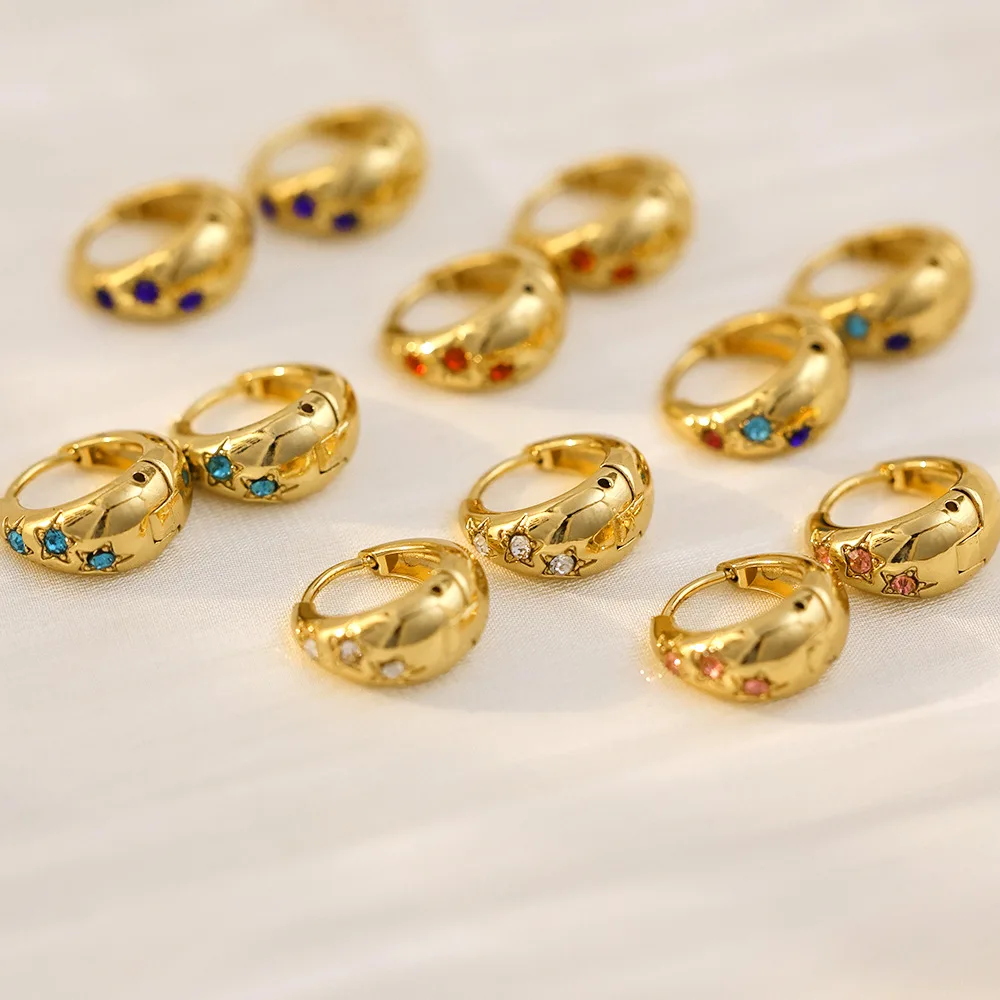 CARLIDANA تصميم ريترو بسيط عالي الجودة من الفولاذ المقاوم للصدأ مطلي بالذهب الأطواق Huggie أقراط متعددة الزركونيا للنساء #1