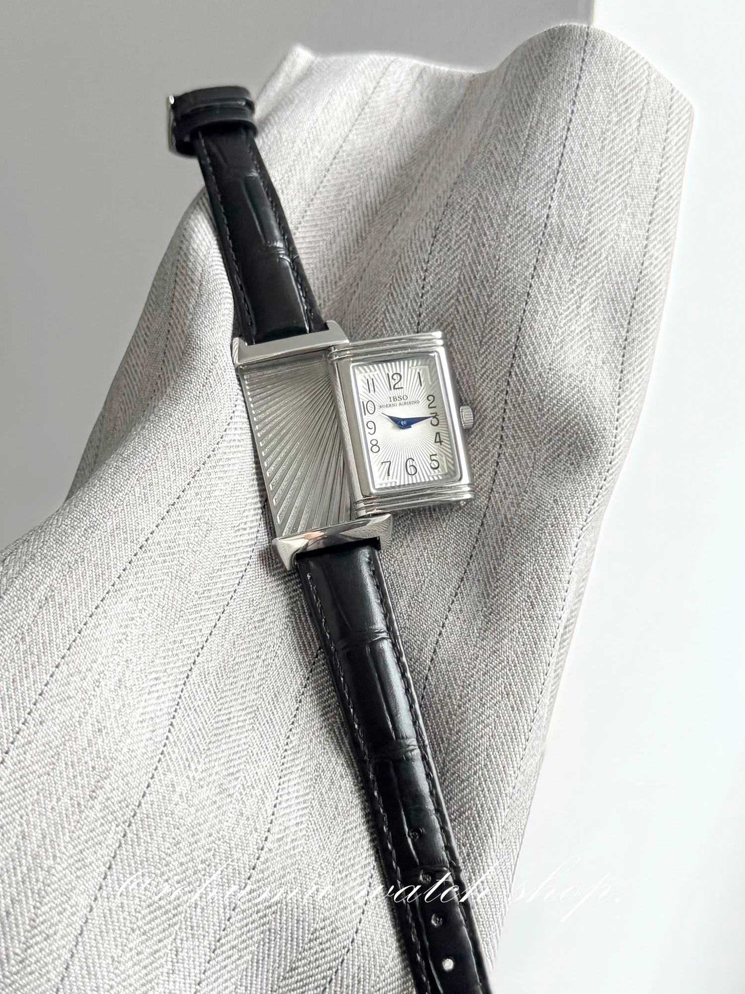 ساعة نسائية أنيقة ساعة مربعة بسيطة ومتطورة بتصميم جديد 2025 هدية رائعة لساعة يد كوارتز عصرية للنساء.