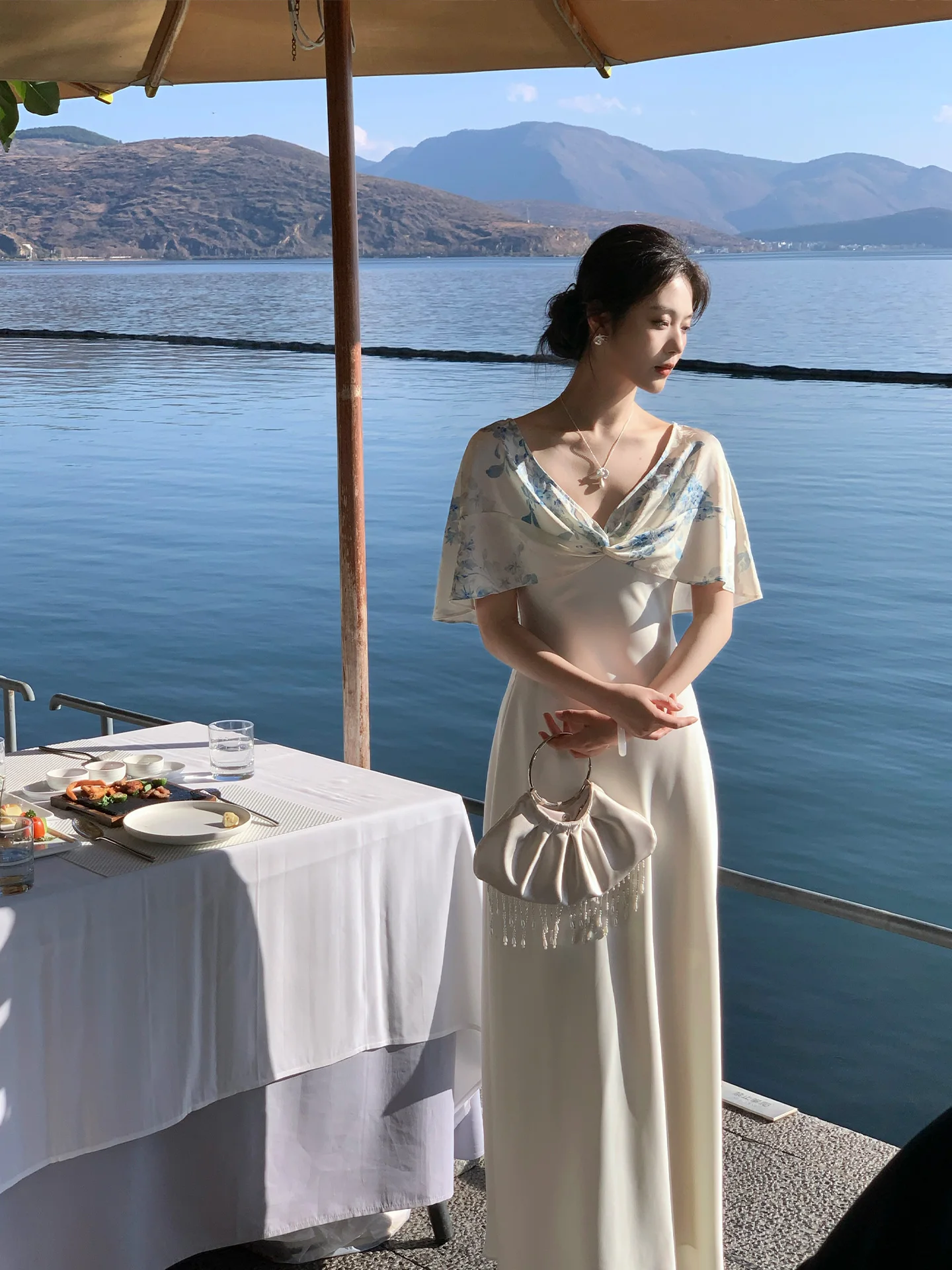 

Новое китайское атласное длинное платье XiuRanJianXing QingLian в стиле Aosphere, имитация двух частей, из полиэфирного волокна, короткий рукав.