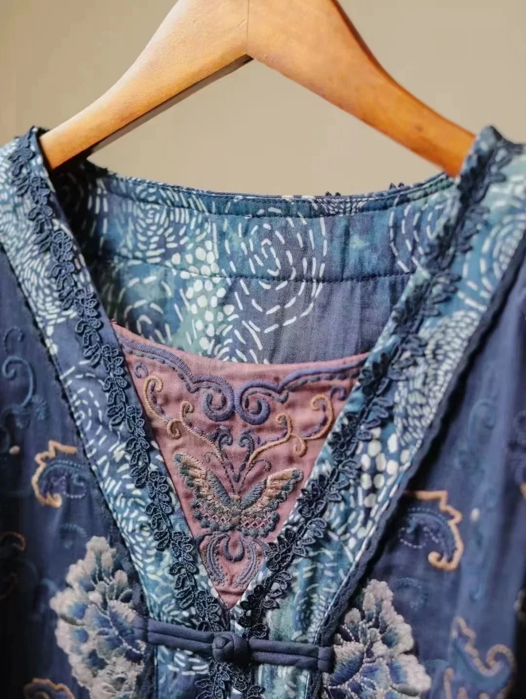 فساتين نسائية كلاسيكية جديدة 100% فساتين فضفاضة مطرزة بطباعة رامي أزرق طويل رداء على الطراز الصيني فساتين للعطلات بنصف كم