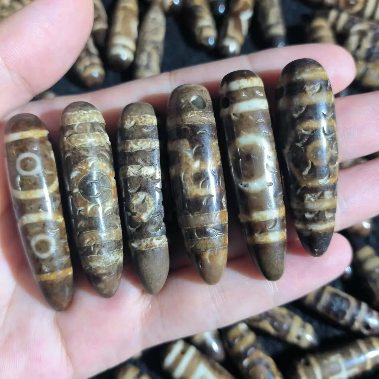 

1pcs/lot Natural Old Agate Dzi Pendant wolf tooth shape weathered crescent yellow teeth soft collection various patterns jewelry