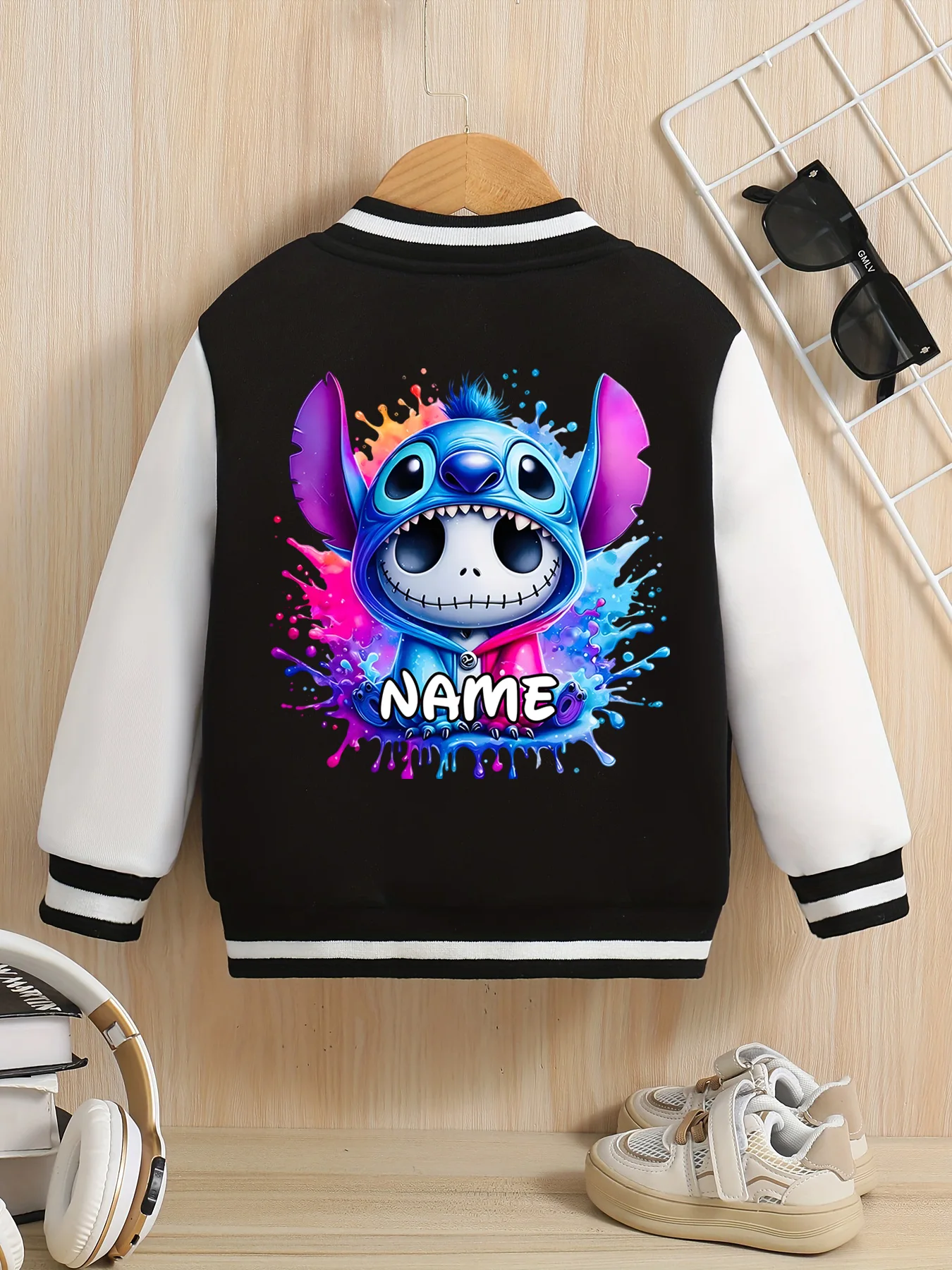 سترة البيسبول MINISO Disney's Stitch Boys - Stitch تتضمن عناصرًا فريدة لإنشاء مظهرًا فريدًا وعصريًا. الأسود