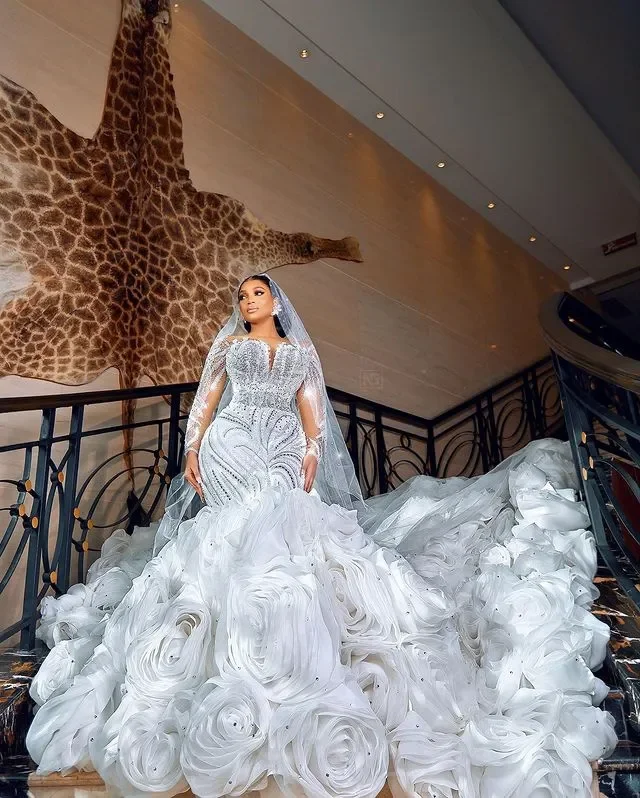 Vestido de novia de sirena blanco Ebi personalizado, vestidos de novia con tren desmontable de encaje y cristales con cuentas