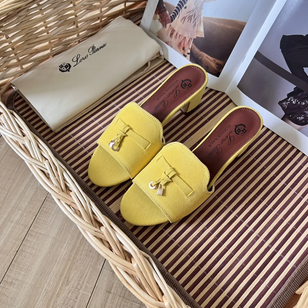 Chaussures de luxe discrètes, style Old Money, design minimaliste sans logo, sandales d'été à pampilles pour femme, rétro, à enfiler, à bout ouvert, talon large, pantoufles décontractées, semelle en cuir