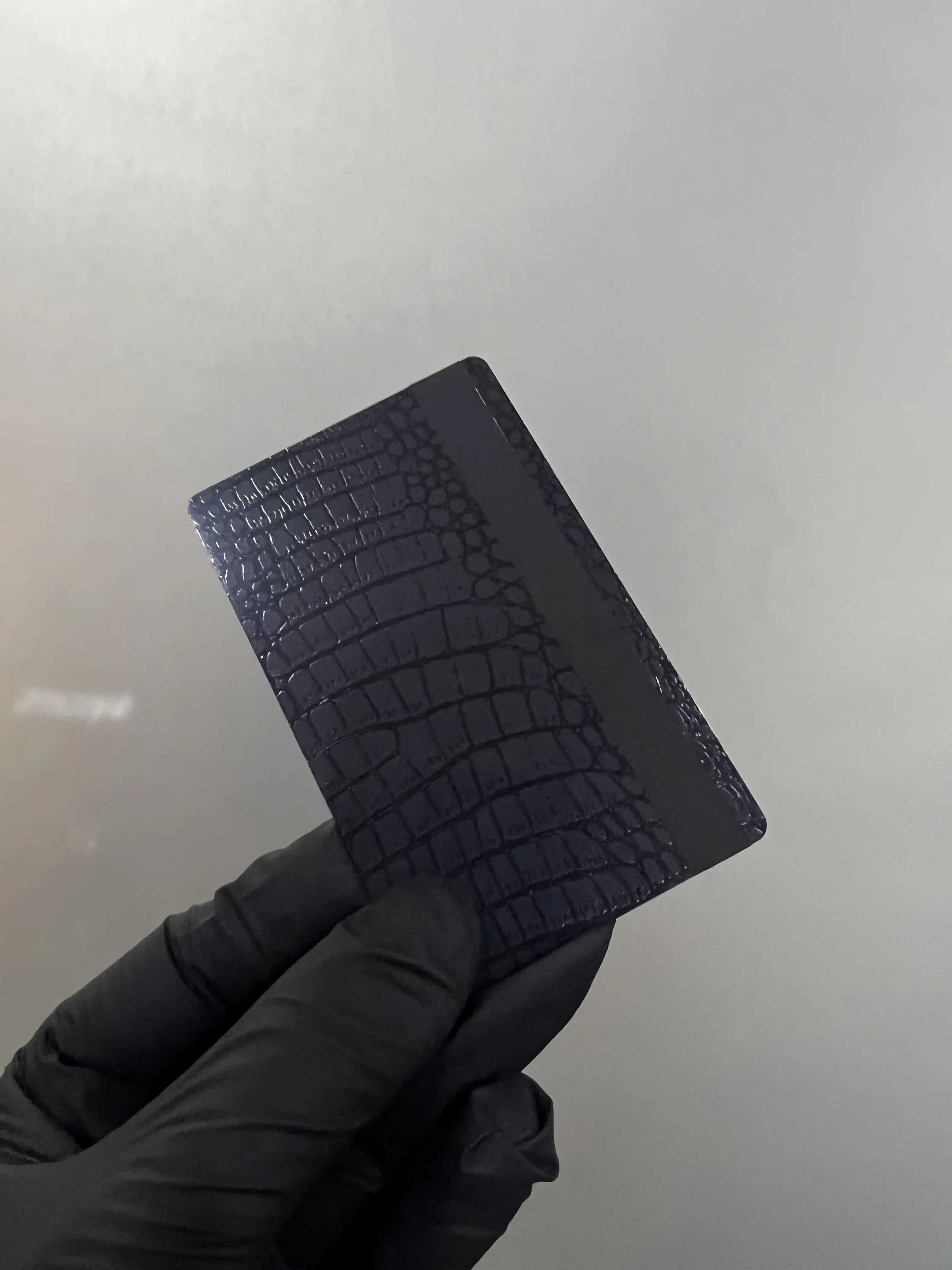 بطاقة عمل ذكية مخصصة جديدة من الجلد المقاوم للصدأ بطاقات عمل معدنية سوداء مع فتحة رقاقة