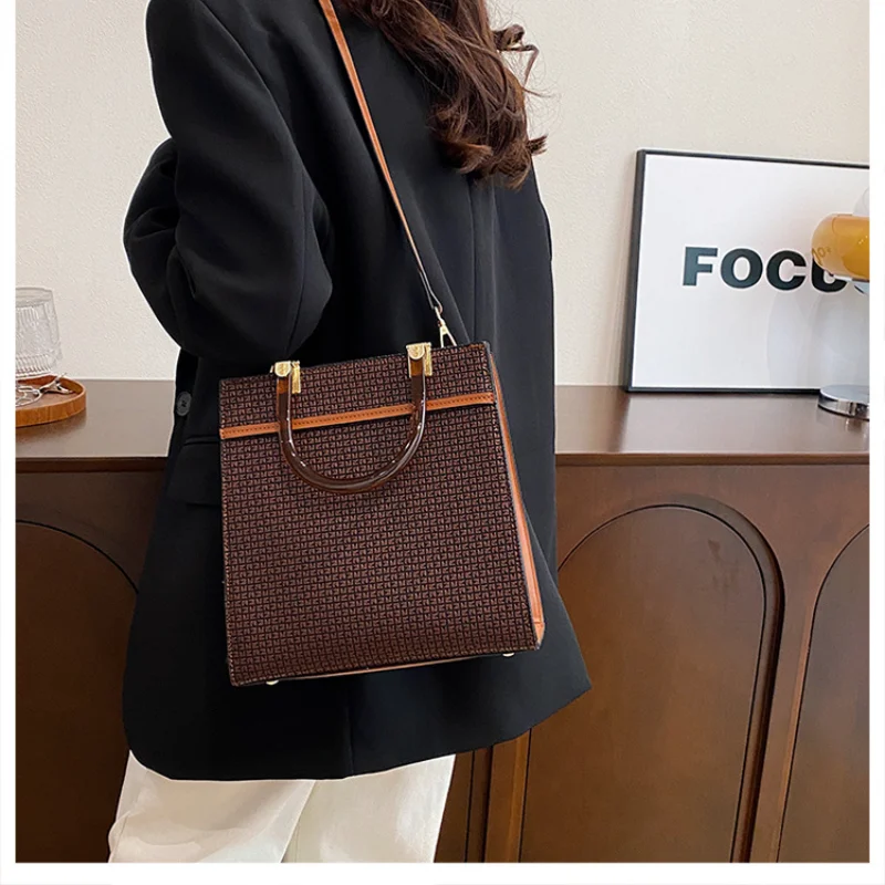 

Винтажная женская большая сумка 2025 года. Просторный кошелек на плечо. Дизайнерская сумка через плечо с верхней ручкой.