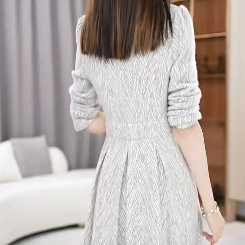 Caliente 2025 nueva moda Otoño/Invierno pequeño estilo fragante vestido inferior elegante edad que reduce hermosa bufanda estilo una falda de línea