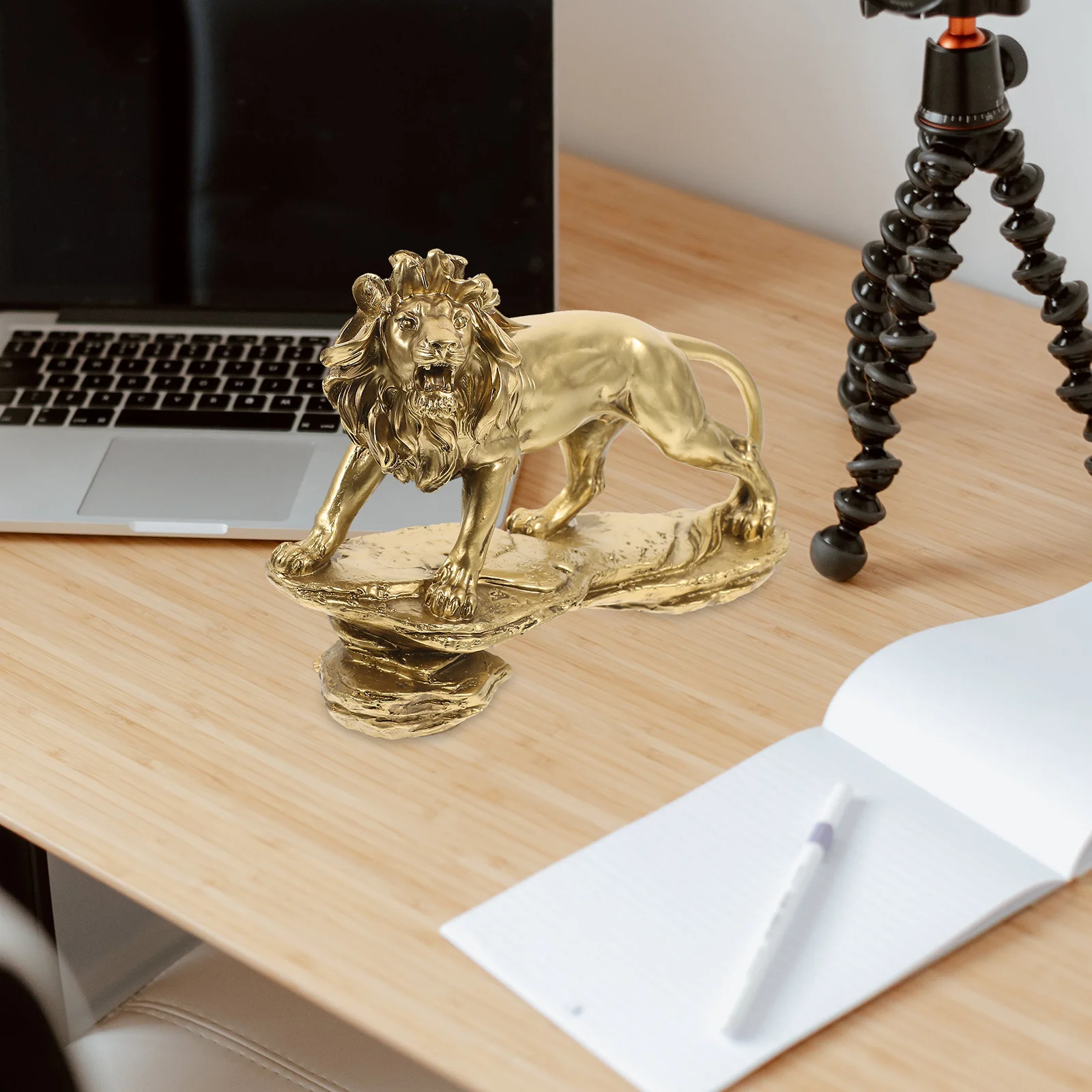 

Compact Resin Lion Adornment Exquisite Workmanship Living Room Shelf Decor Simulation Wildlife Statue for Housewarming Gift