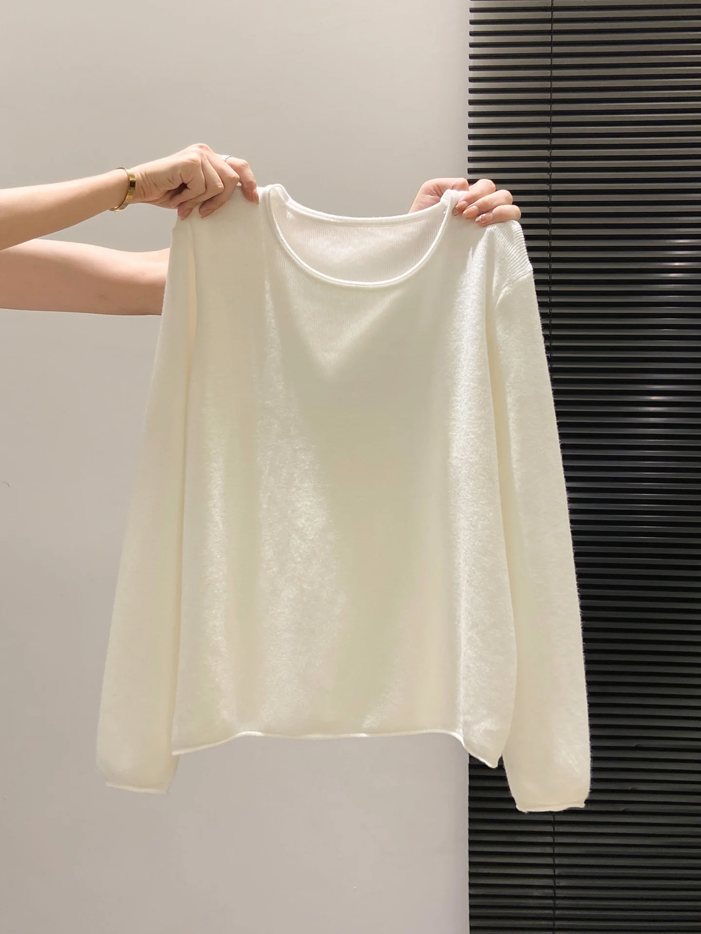 เสื้อสเวตเตอร์ถักทรงกลมสีพื้นเรียบง่าย สวมใส่สบาย เหมาะสำหรับผู้หญิง ใส่ได้ทั้งฤดูใบไม้ร่วงและฤดูหนาว เนื้อผ้านุ่มละมุน อ่อนโยนต่อผิว เหมาะสำหรับเป็นเสื้อตัวใน