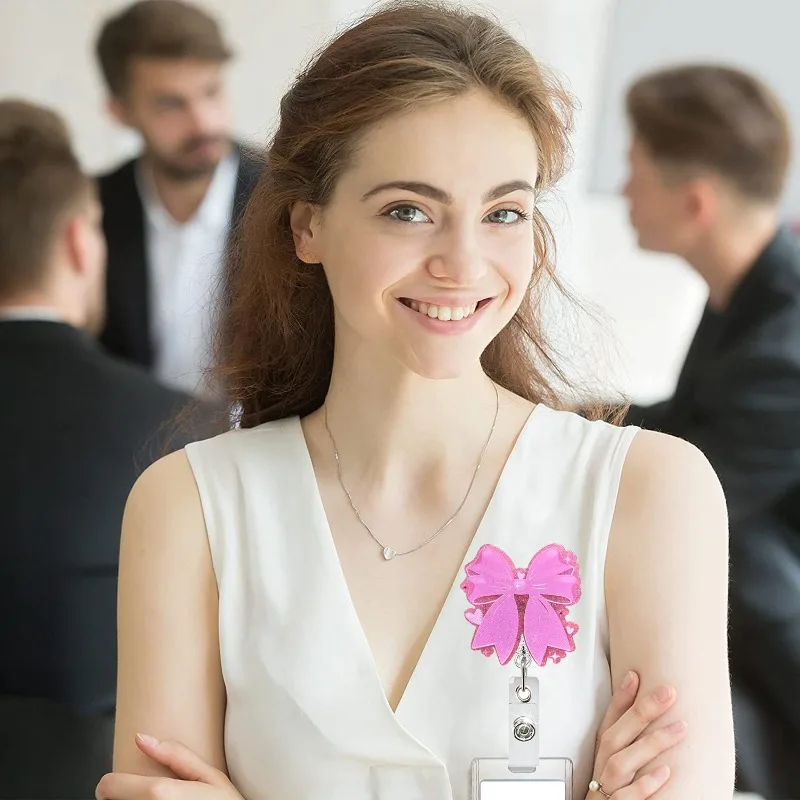 

1 шт., новый акриловый розовый бант, выдвижные и вращающиеся зажимы для бейджей, медицинская женская пряжка для удостоверения личности, легко тянущаяся катушка для бейджа