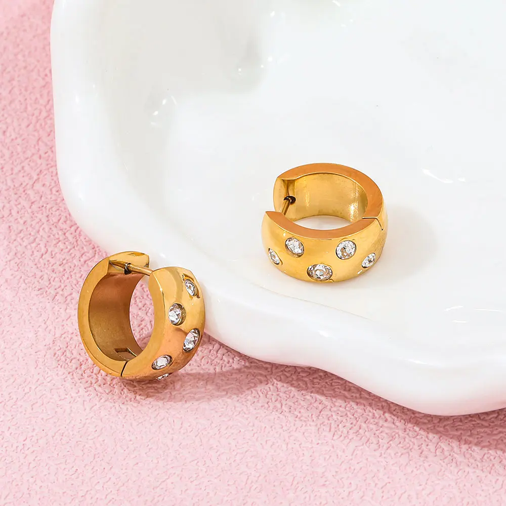 Joolim Jewelry جودة عالية PVD بالجملة مقاوم للماء مكتنزة موضة زركونيا تمهيد Huggie الفولاذ المقاوم للصدأ القرط للنساء