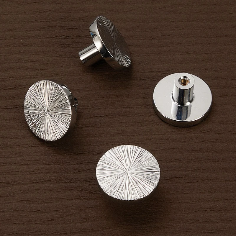 真鍮直線ハンマーパターンシルバーハンドルライト高級引き出しキャビネットドアワードローブハンドルクロームメッキアンティークハンドル