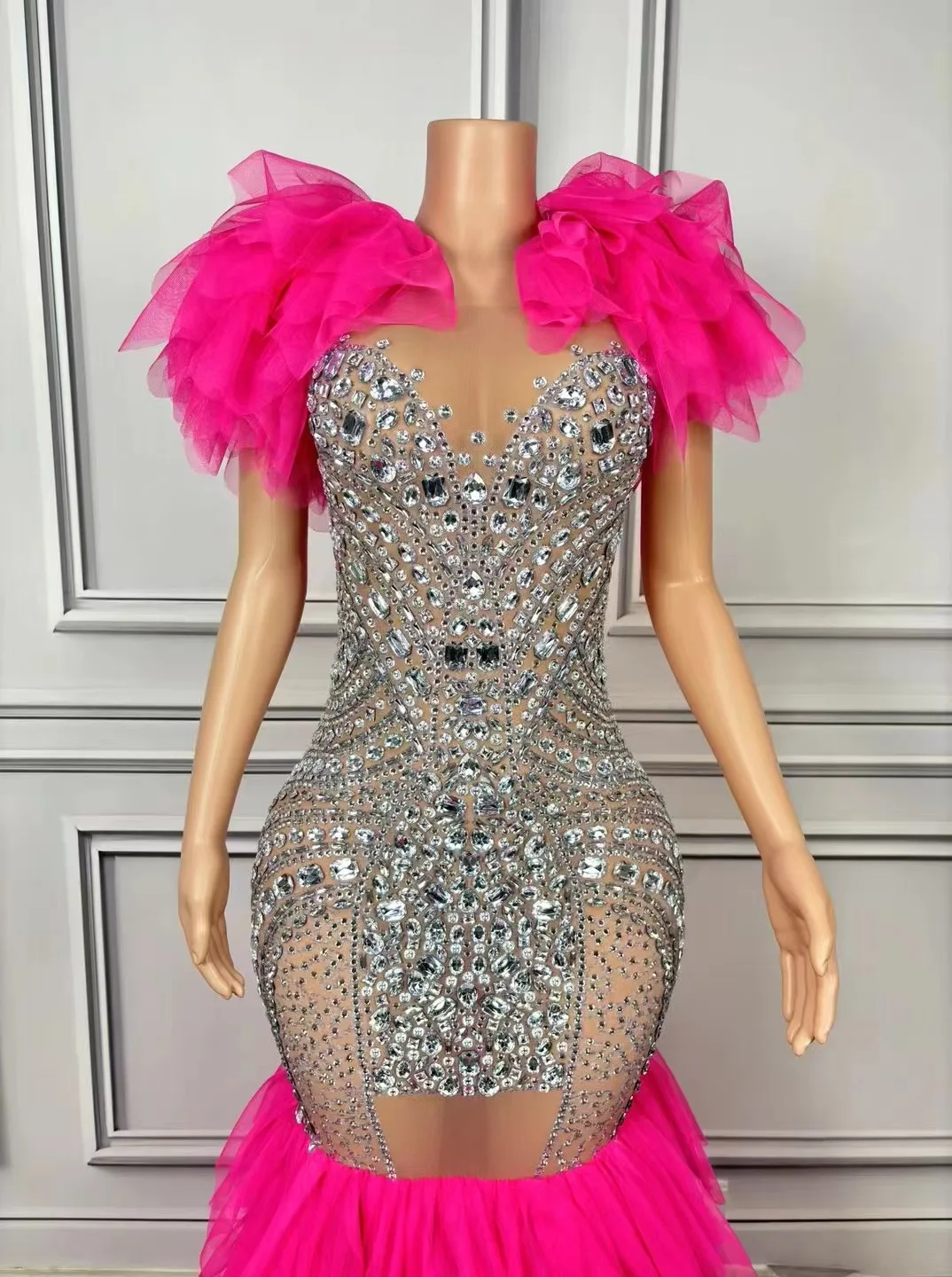 Vestido de falda larga de gasa con diamantes de flamenco, modelo de cantante femenina delgada, pasarela