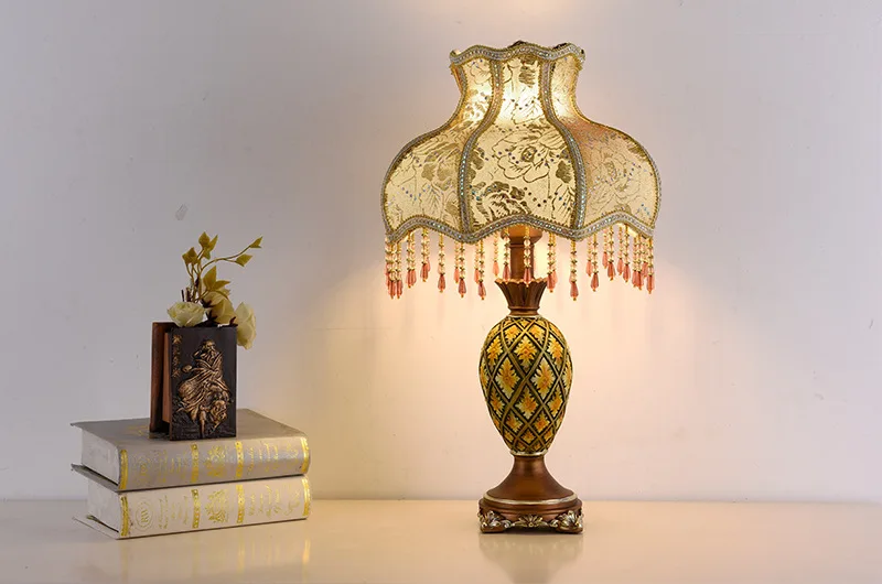 &c  European Luxury Bedside Lamp Pineapple Design Resin Base Fabric Shade Soft Warm Light Table Lamp for Living Room Home Decor