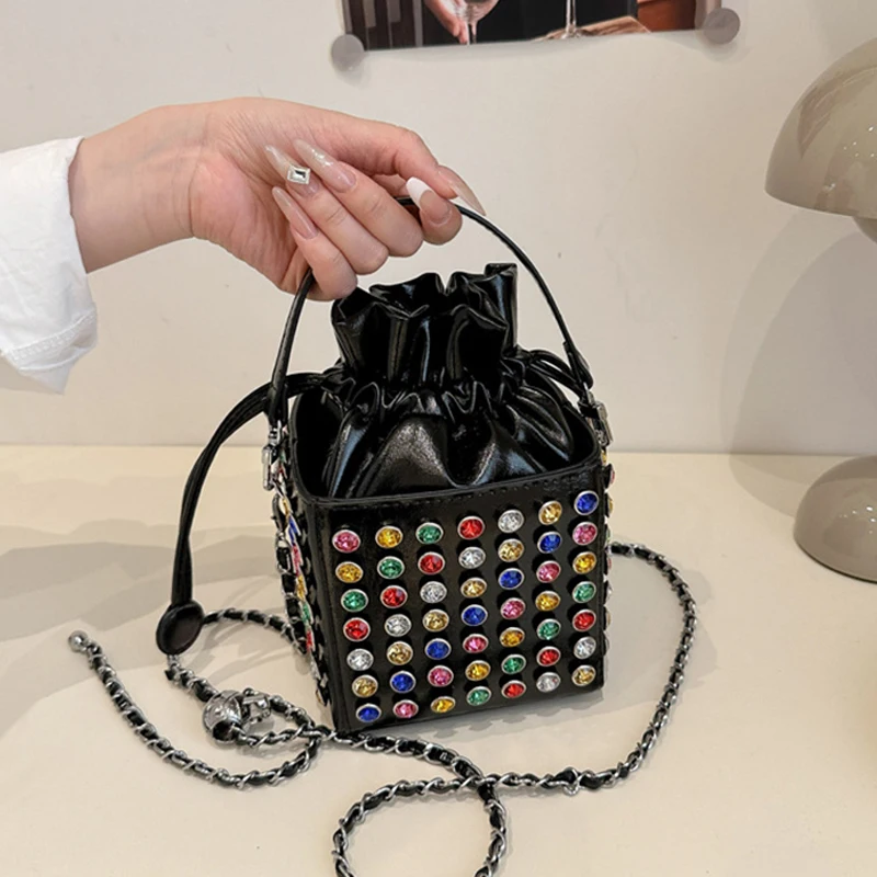 

Новая маленькая квадратная сумка с бриллиантами, женские мини-сумки через плечо с цепочкой, модная сумка-ведро на шнурке, роскошные вечерние сумки