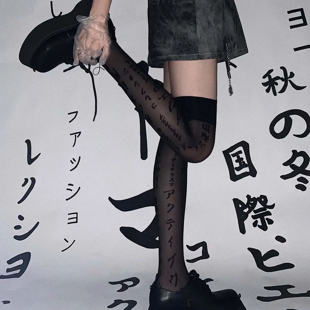 Stoking wanita Gotik Punk hitam halus setinggi paha Harajuku motif huruf Jepang Jacquard Lolita kaus kaki panjang di atas lutut