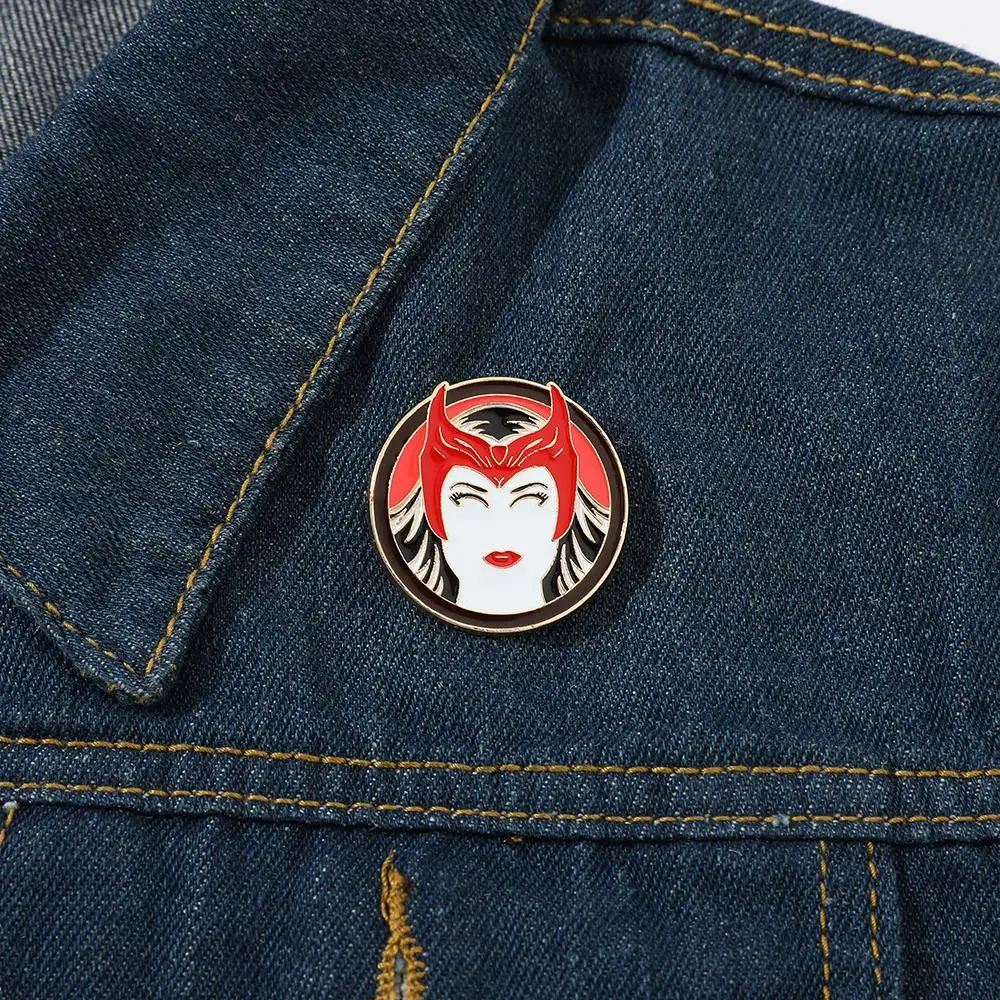 Marvel Scarlet Heks Broche Avengers Superheld Wanda Django Maximoff Emaille Pinnen Voor Kleding Rugzak Pinnen Accessoires Geschenken