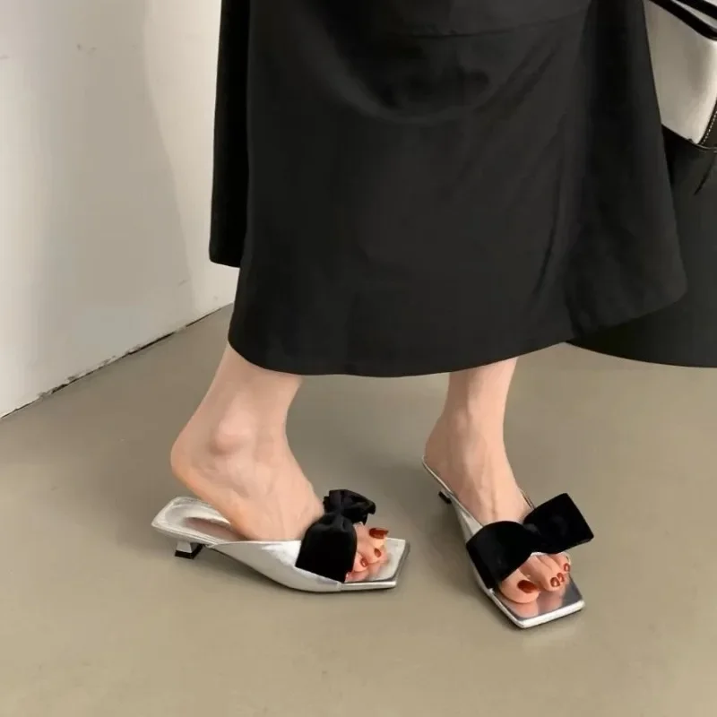 

Женские тапочки и женские сандалии на среднем каблуке с квадратным носком, легко носить, новый стиль, модная роскошная обувь 2025 года, распродажа, летние шлепанцы