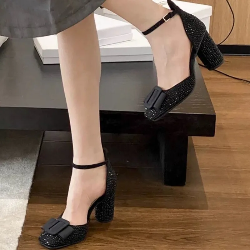 2025 été nouvelles femmes luxe tête carrée une ligne avec mi-talon grosses sandales concepteur bride à la cheville chaussures habillées Zapatos De Mujer