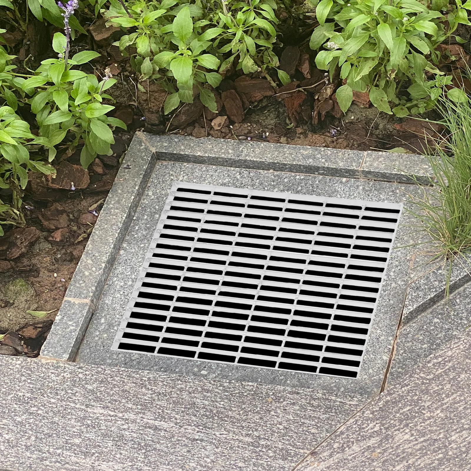 Tampa de drenagem externa de construção de uma peça com carga uniforme de 5KN, grade de canal de 60*60*3cm para piso de concreto e entrada de automóveis