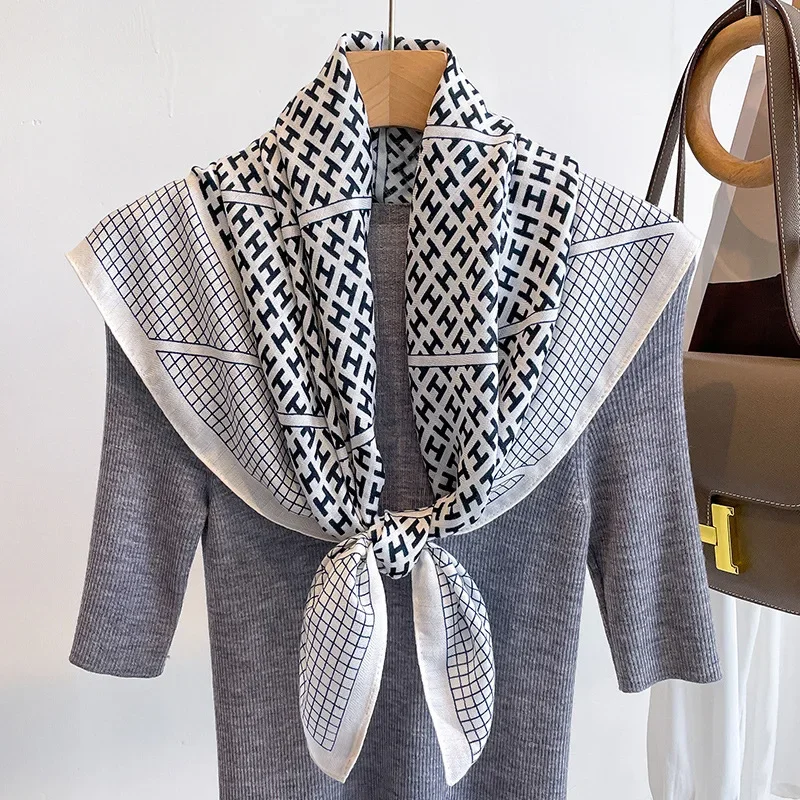 Bufanda H de Seda: La Prenda Versátil que Todo el Mundo Necesita en su Armario