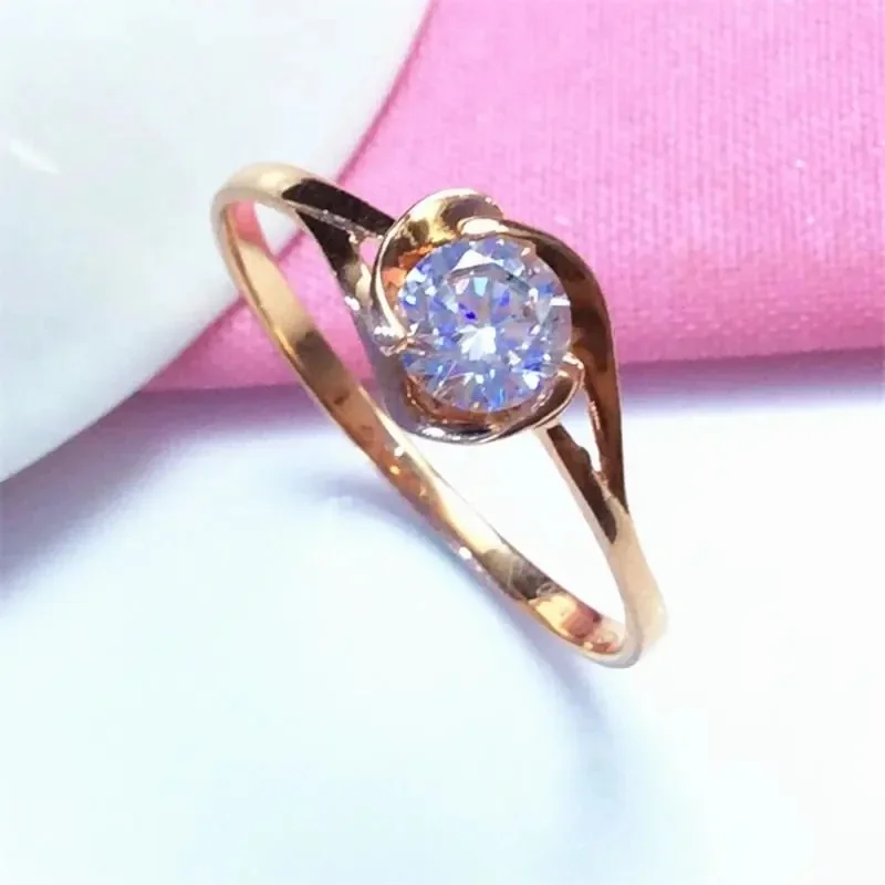 Элегантное классическое обручальное кольцо из розового золота с кристаллами и цветком