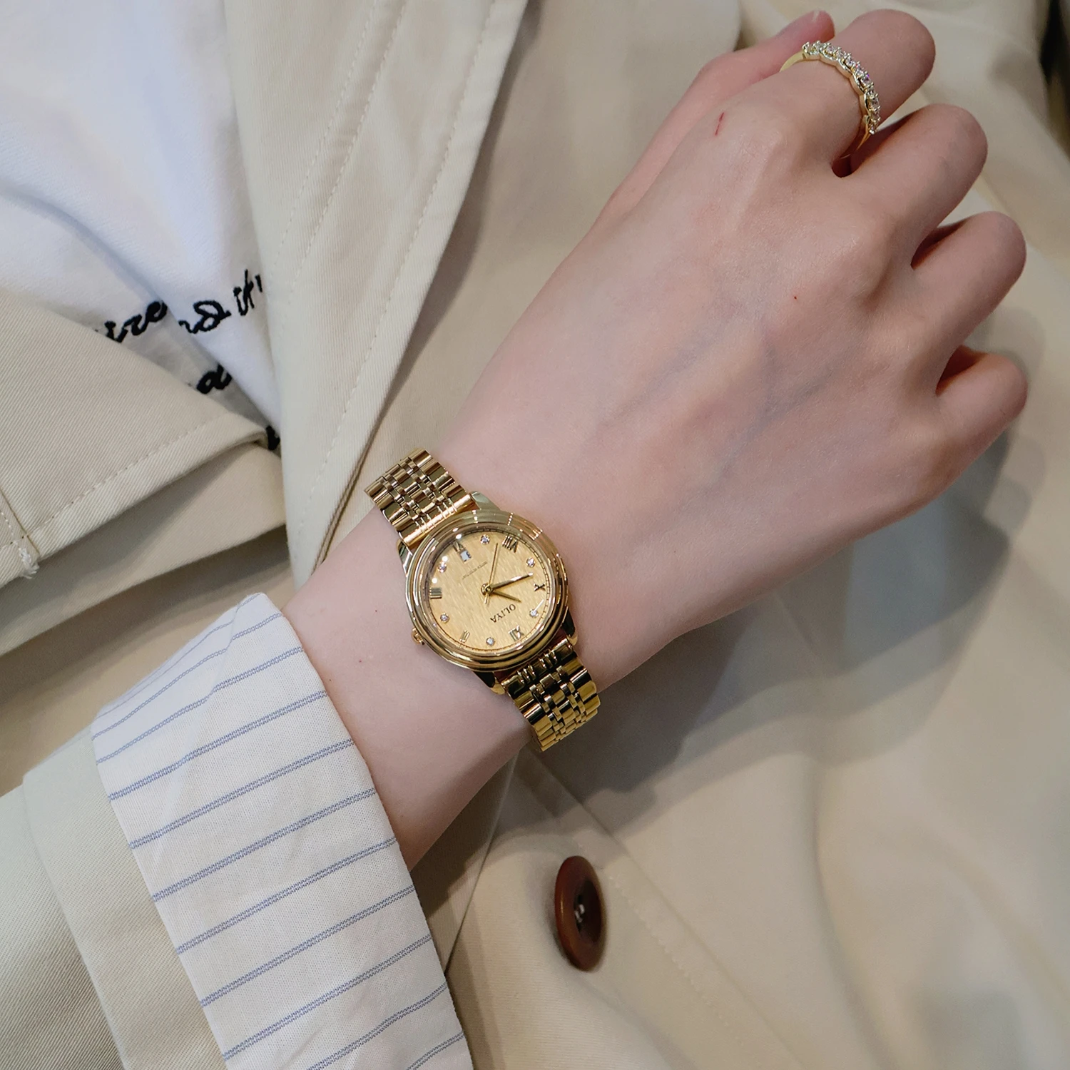 

Retro Business Full Gold Ladies Wristwatch Roman Numeral Crystal Date Dial Stainless Steel Quartz Watch