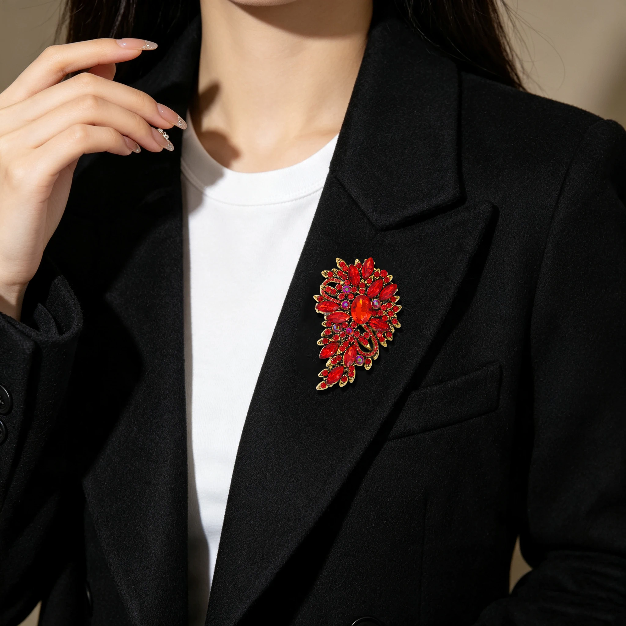 Wholesale Luxury Crystal Flower Brooch Gold Plated Rhinestone Leaf Lapel Pin for Women Wedding Dress Accessories