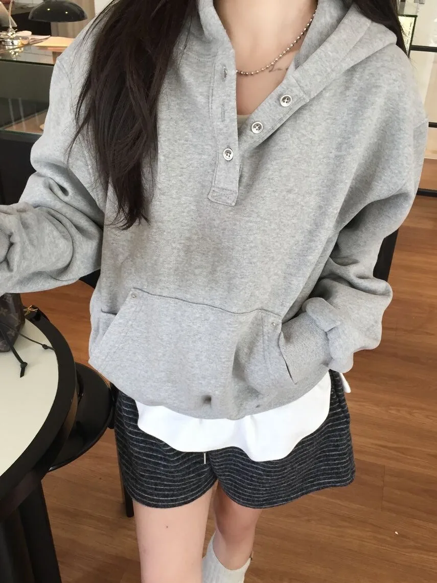 シックな早春のルーズフィット裏地付きパーカー レディースファッショナブルなボタンアップデザイン多用途レイヤリングトップ